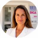 Η Ραζία Κορωναίου, Ελληνίδα DGA και ιδιοκτήτρια BV, ποζάρει με αυτοπεποίθηση μπροστά από το γραφείο της στη Ζάκυνθο